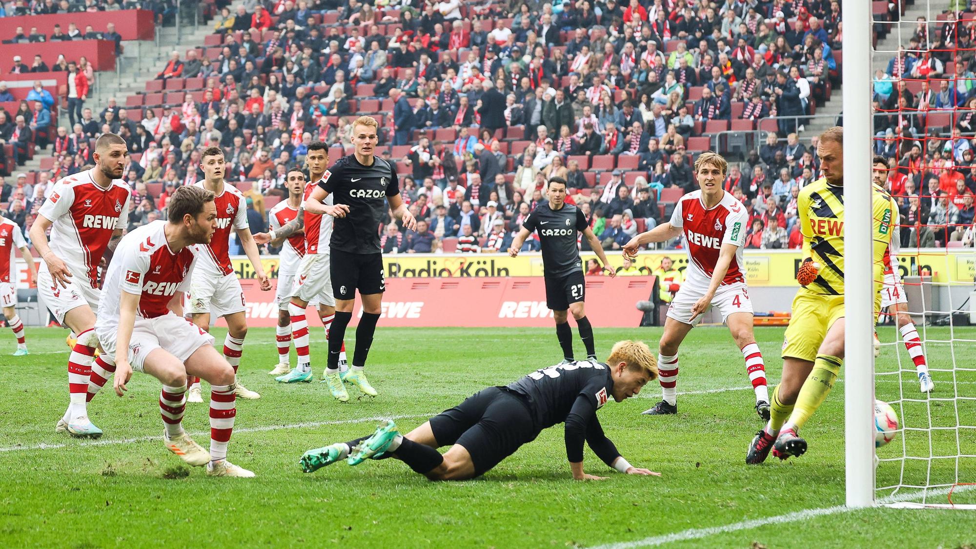 Ritsu Doan trifft gegen den FC per Flugkopfball.
