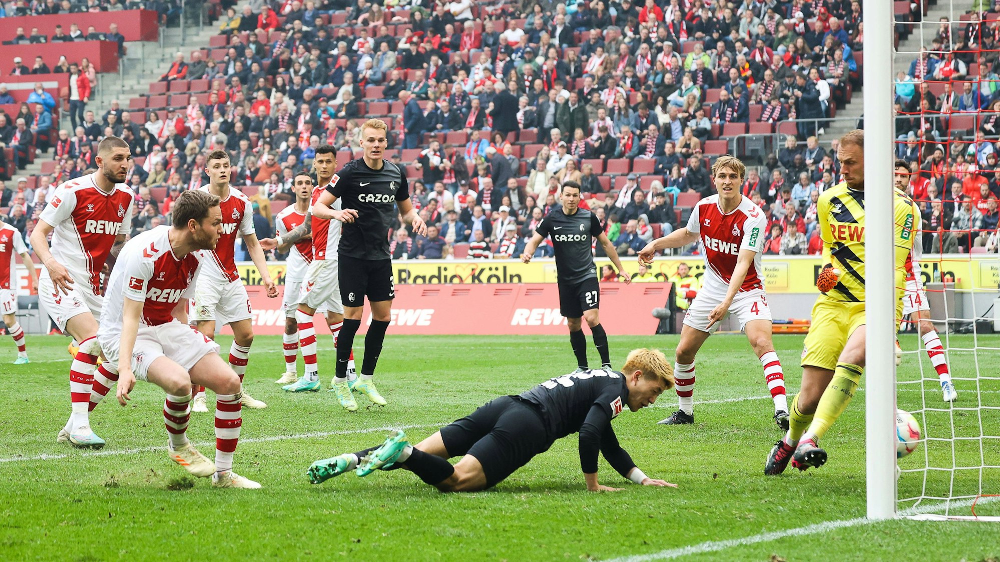 Ritsu Doan trifft gegen den FC per Flugkopfball.