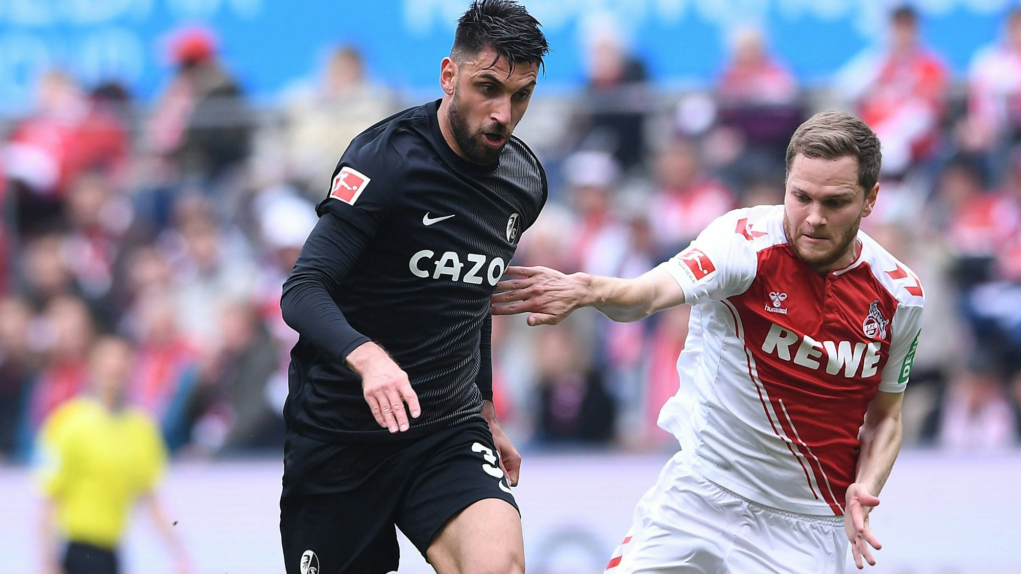 Vincenzo Grifo am Ball, Benno Schmitz sucht den Zweikampf.