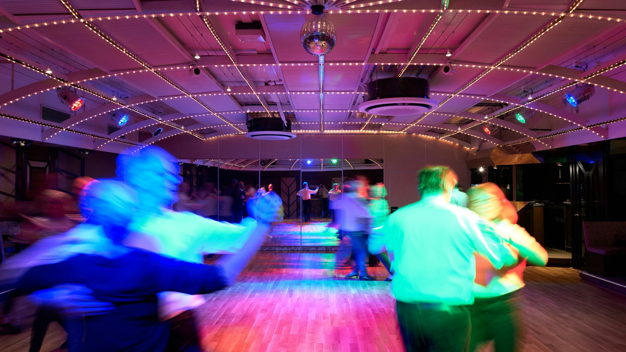 Tanzende in einem Saal