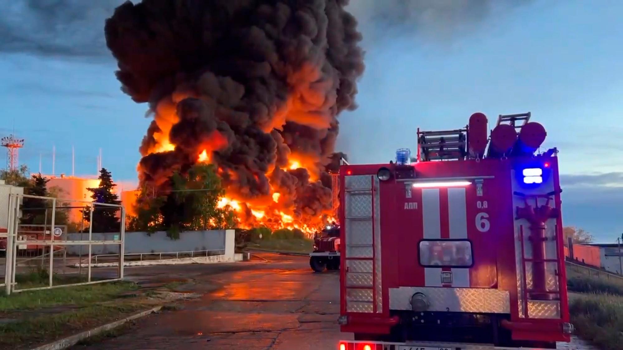Auf diesem vom Telegram-Kanal des Gouverneurs von Sewastopol Michail Raswoschajew am Samstag, den 29. April 2023, veröffentlichten Handout-Foto steigen Rauch und Flammen aus einem brennenden Treibstofftank in Sewastopol auf der Krim auf. Auf der von Russland annektierten Schwarzmeer-Halbinsel Krim ist in der Hafenstadt Sewastopol ein Treibstofftank in Brand geraten.