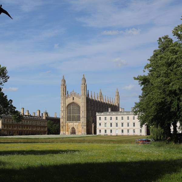 Es ist das King's College an der Universität Cambridge zu sehen.