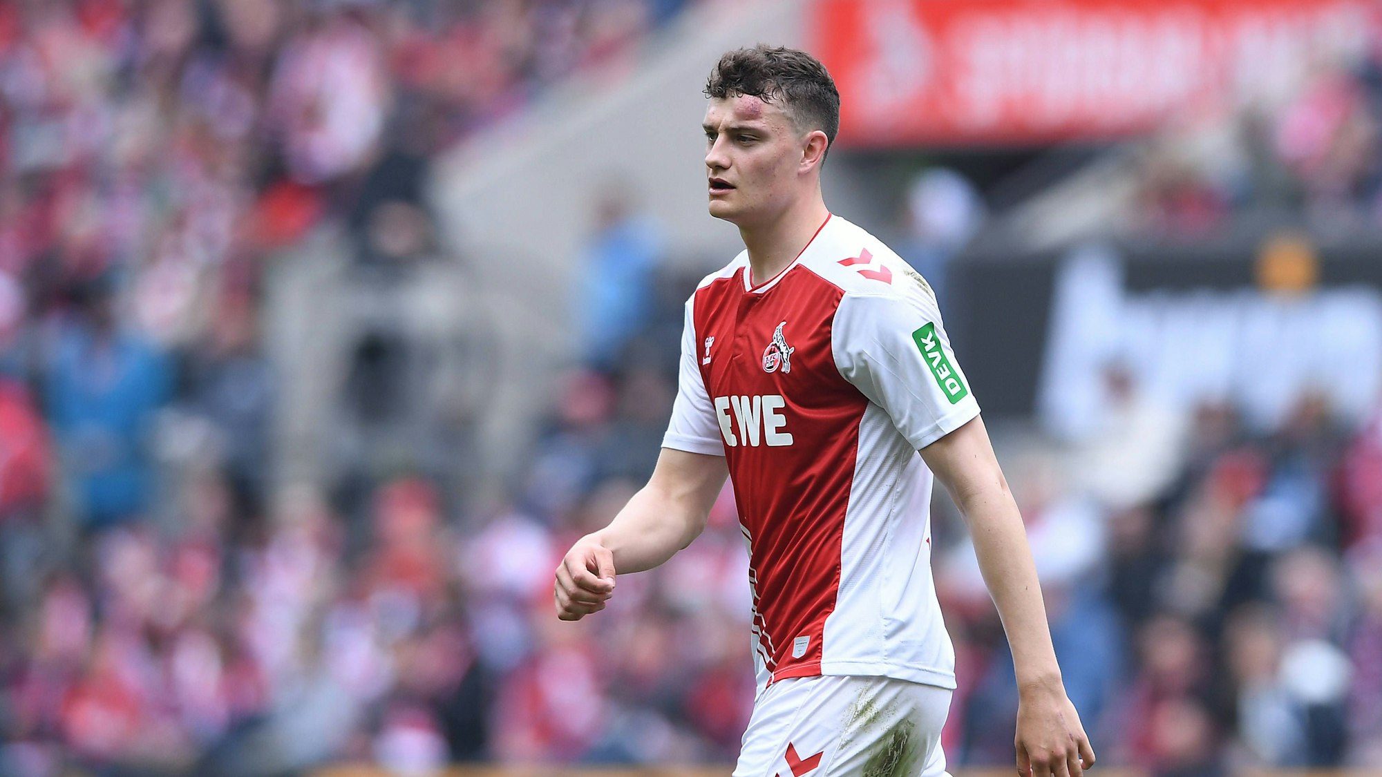 Eric Martel spielt mit einer Beule am Kopf weiter.