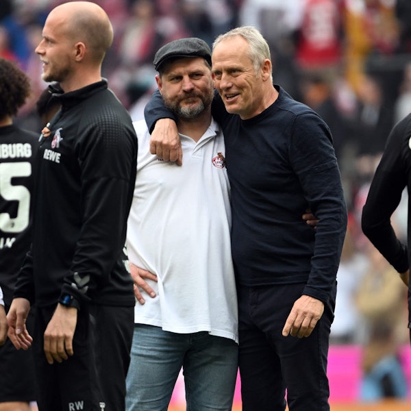 Kölns Trainer Steffen Baumgart (l) und Freiburgs Trainer Christian Streich stehen nach dem Spiel zusammen.