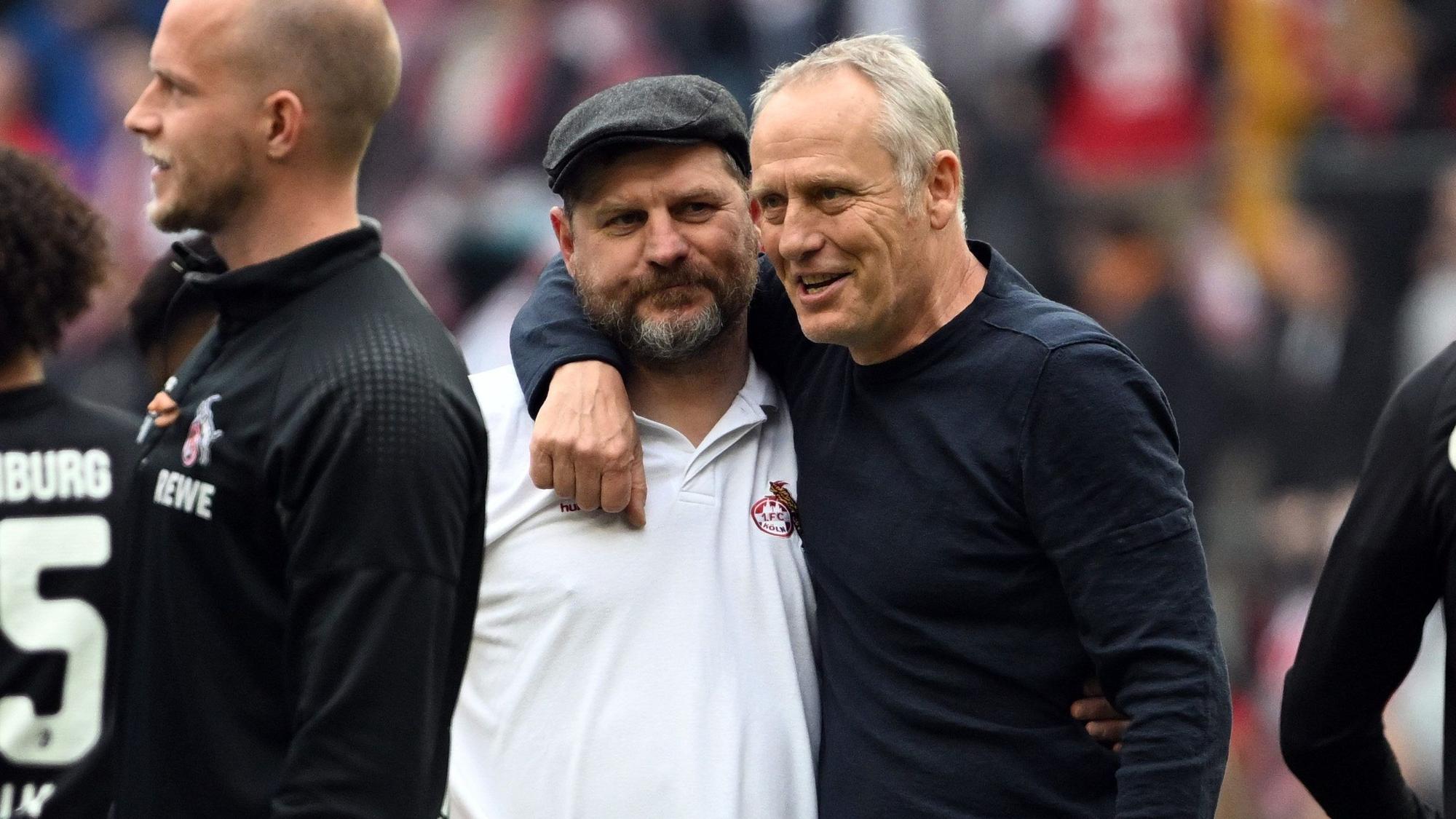 Kölns Trainer Steffen Baumgart (l) und Freiburgs Trainer Christian Streich stehen nach dem Spiel zusammen.
