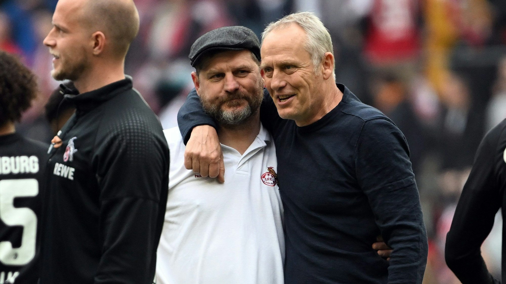 Kölns Trainer Steffen Baumgart (l) und Freiburgs Trainer Christian Streich stehen nach dem Spiel zusammen.
