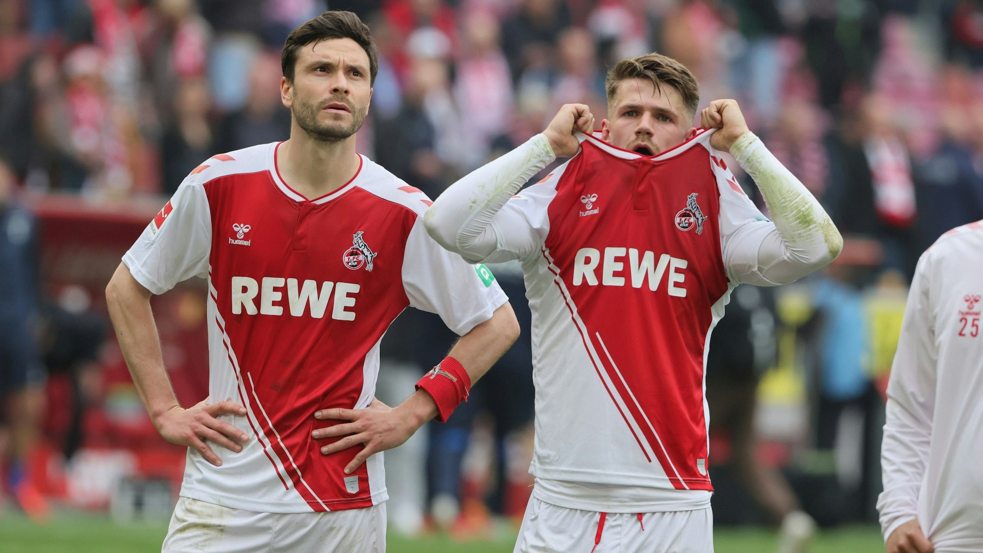 Jonas Hector und Jan Thielmann nach dem Spiel gegen Freiburg