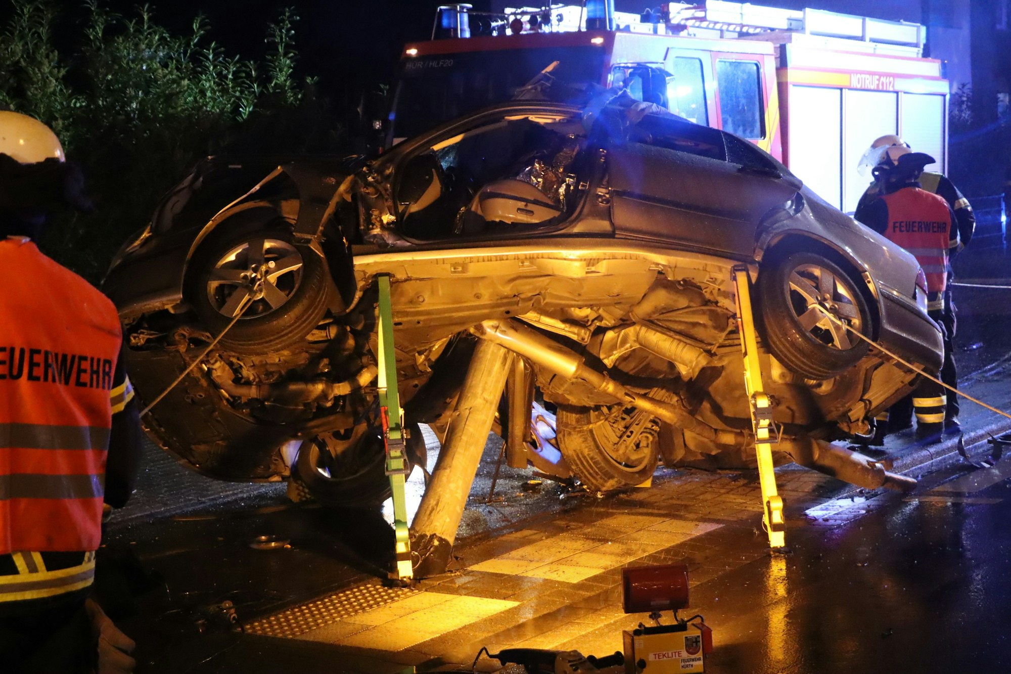 Der abgebrochene Ampelmast hat sich durch den Fahrzeugboden gebohrt.