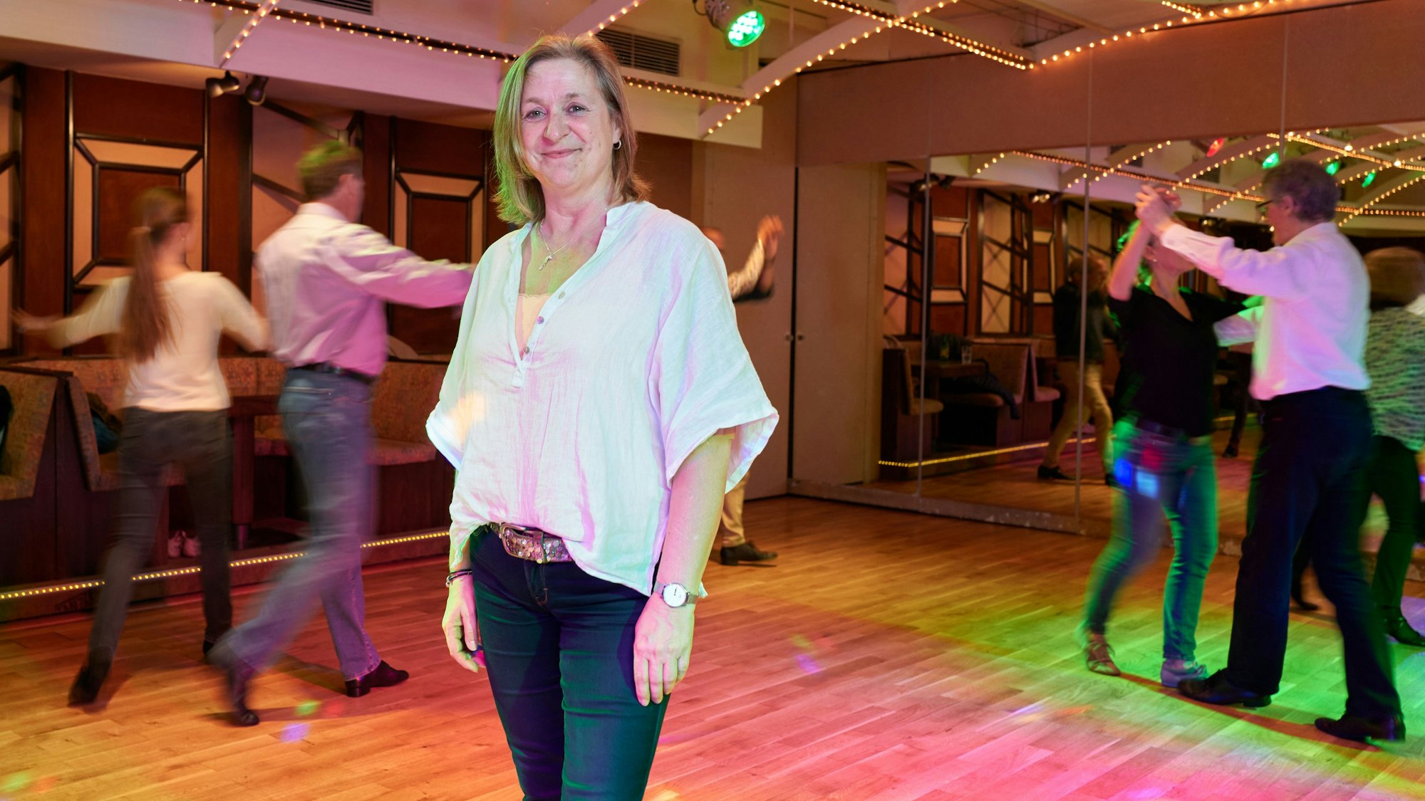 Die Inhaberin der Tanzschule an der Weißhausstraße, Barbara Minzenmay-Pfeiffer. auf der Tanzfläche.
