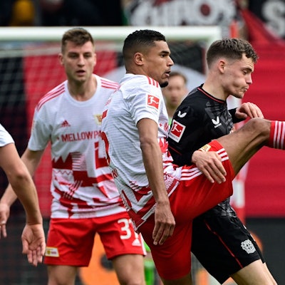Florian Wirtz und Verteidiger Danilho Doekhi kämpfen um den Ball.