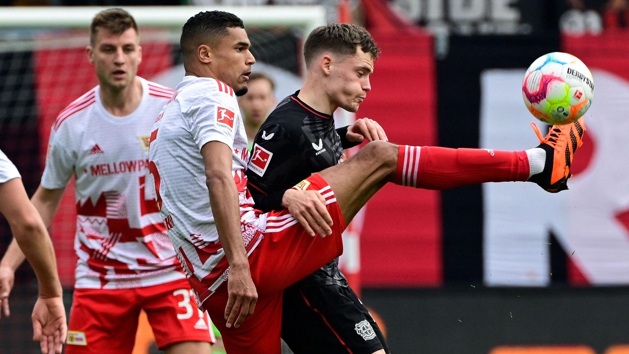 Florian Wirtz und Verteidiger Danilho Doekhi kämpfen um den Ball.