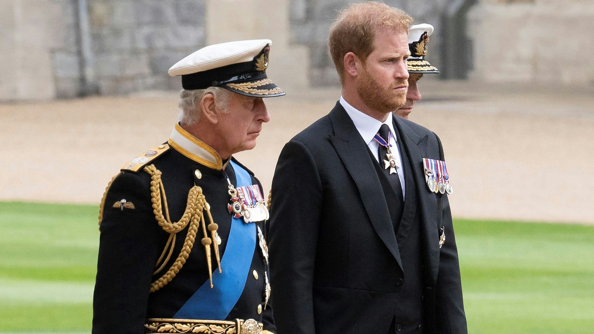 König Charles III. und Prinz Harry