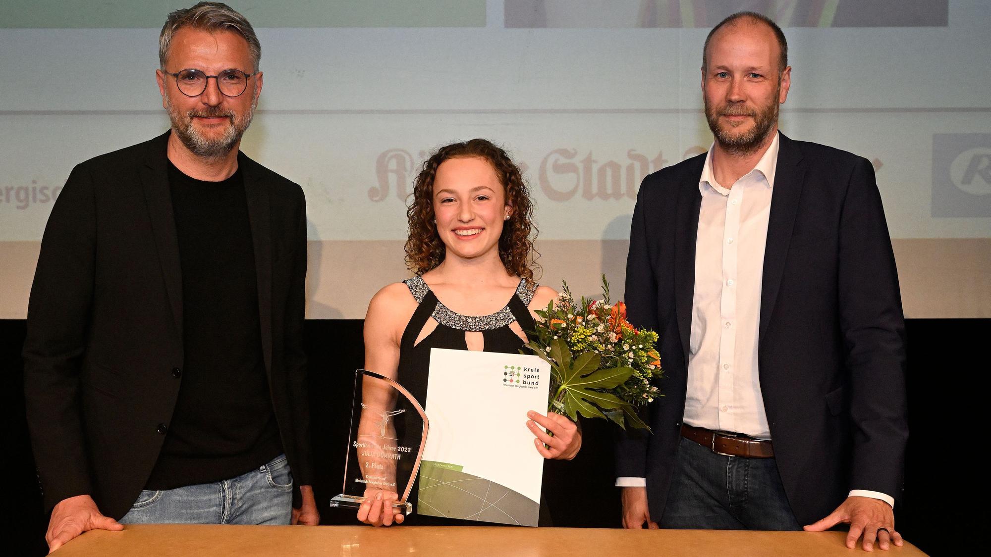 Die Zweitplatzierte Julia Dumrath mit Rundschau-Verlagsleiter Hermann Steveker (l.) und Michael Greuel, Mitglied der Chefredaktion des Kölner Stadt-Anzeiger
