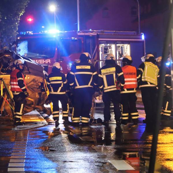 Feuerwehrleute am Unfallort in Hürth.