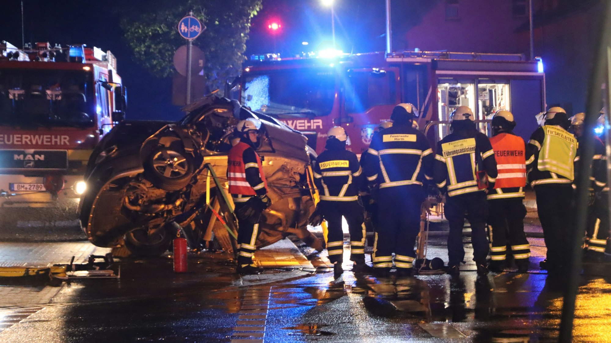 Feuerwehrleute am Unfallort in Hürth.