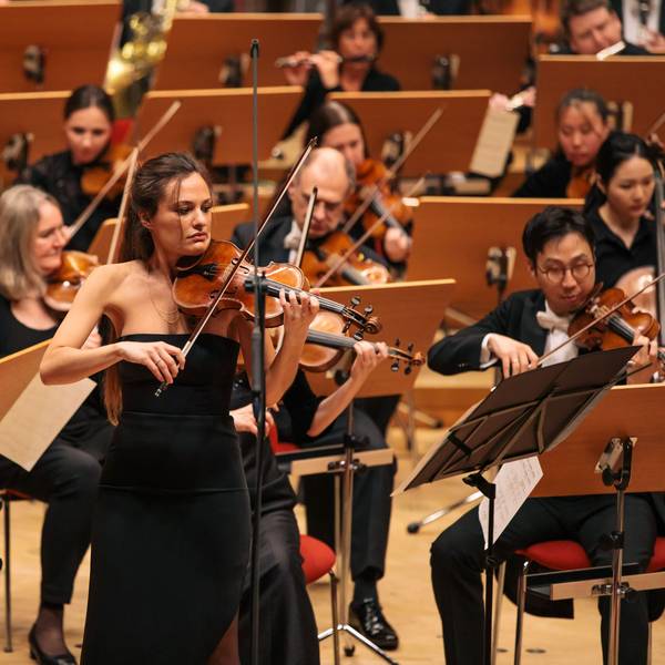 Die italienische Violinistin Nicola Benedetti spielt zur Eröffnung des Acht-Brücken-Festivals am 28. 4. 2023 in der Kölner Philharmonie. Sie trägt ein schulterloses schwarzes Abendkleid.