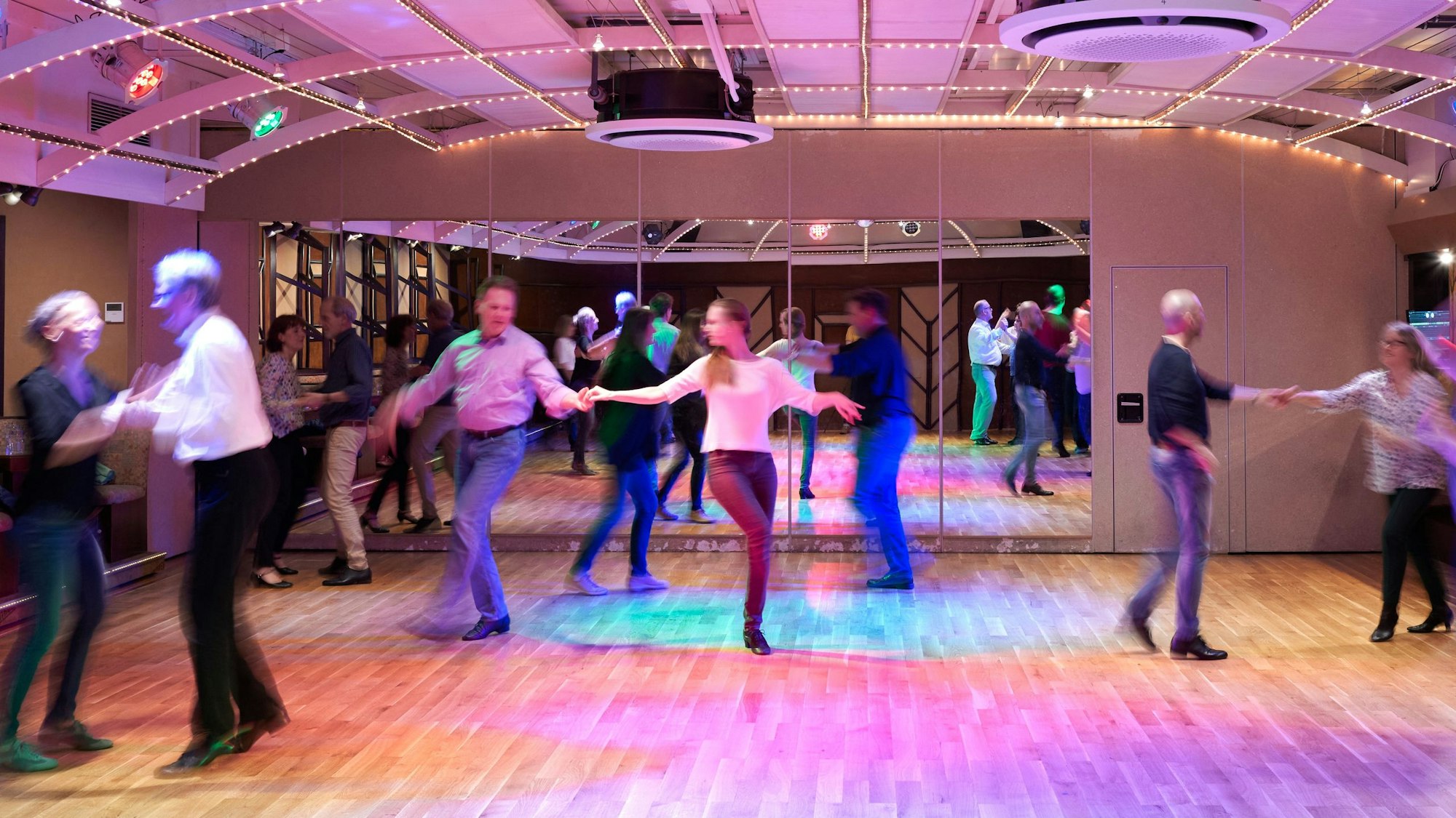 Tanzkursteilnehmer in einem Saal