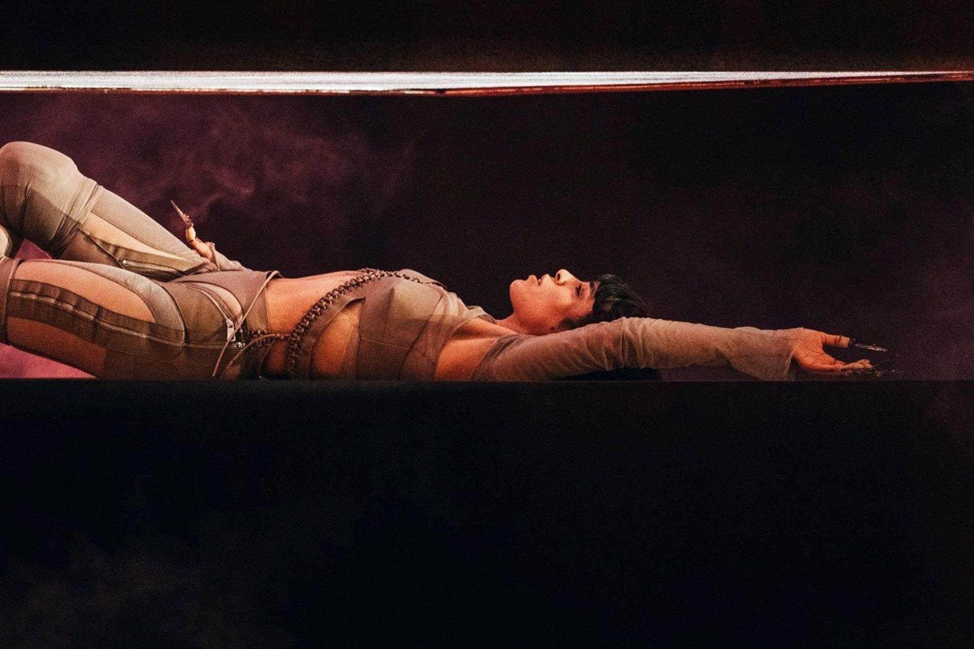 Loreen liegt auf dem Boden.