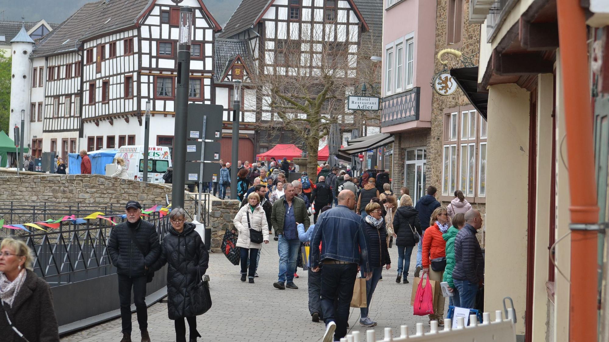 Besucher des Frühlingsmarktes 2023 schlendern durch die Bad Münstereifeler Innenstadt.