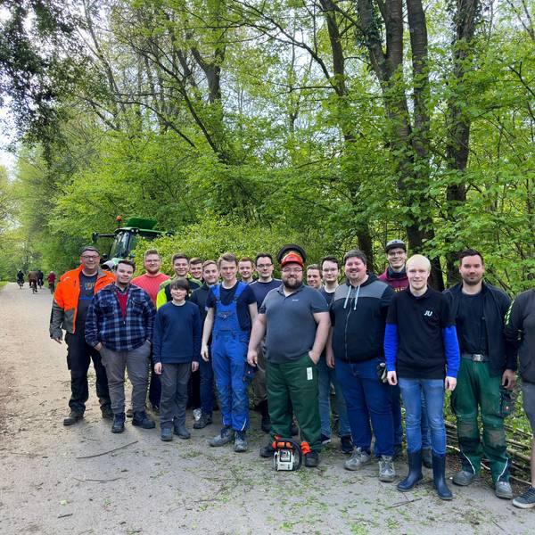 Das Team der Jungen Union mit Motorsäge im Wald