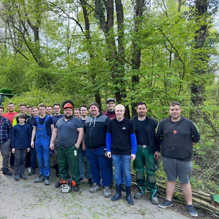 Das Team der Jungen Union mit Motorsäge im Wald