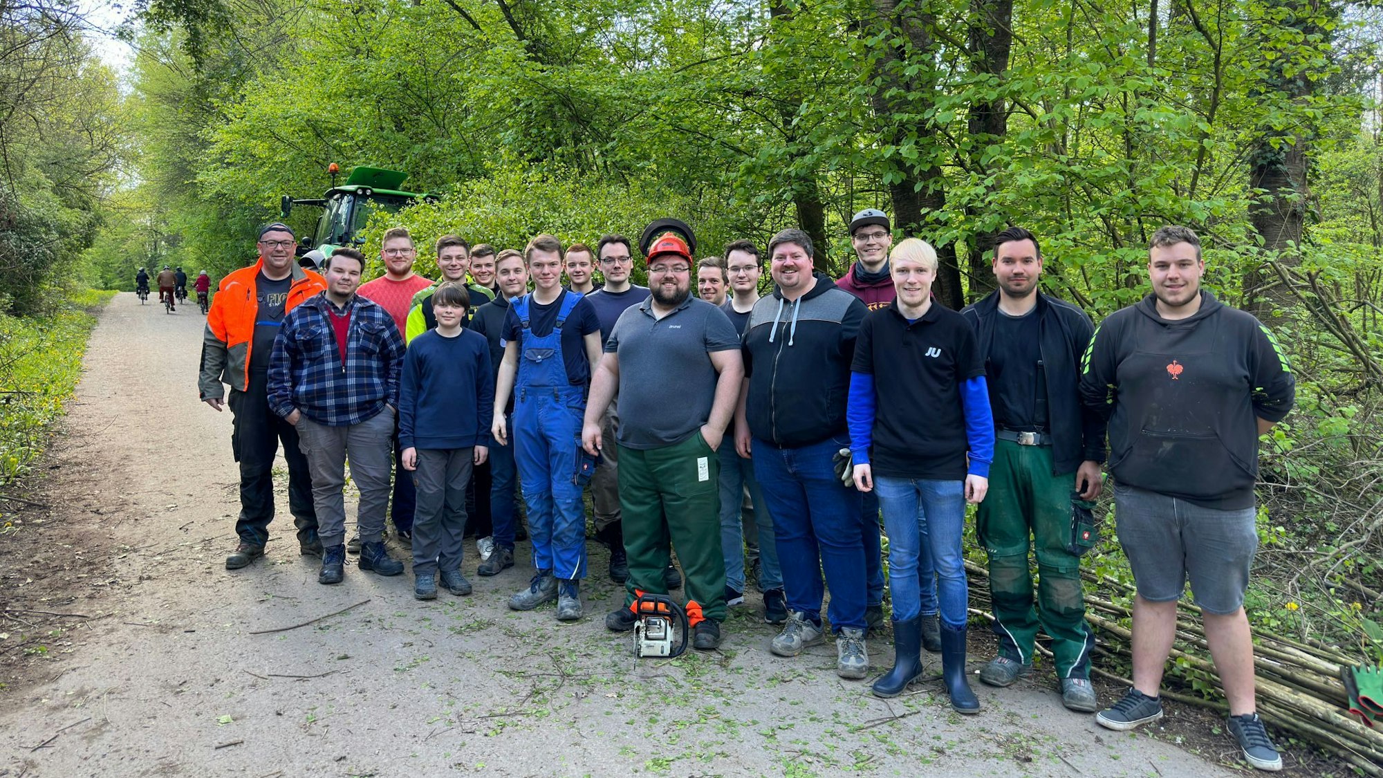 Das Team der Jungen Union mit Motorsäge im Wald