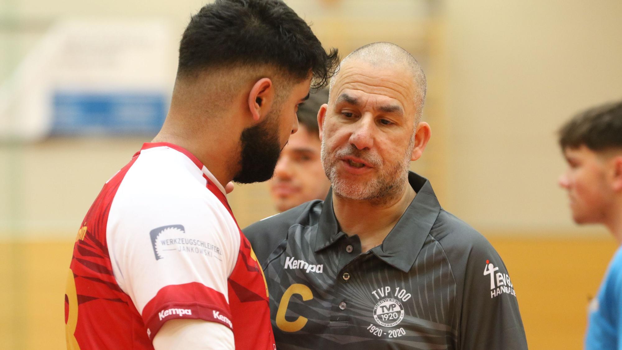 TVP-Trainer Khalid Khan beruhigt seinen Schützling Ali Umut Sinaci.