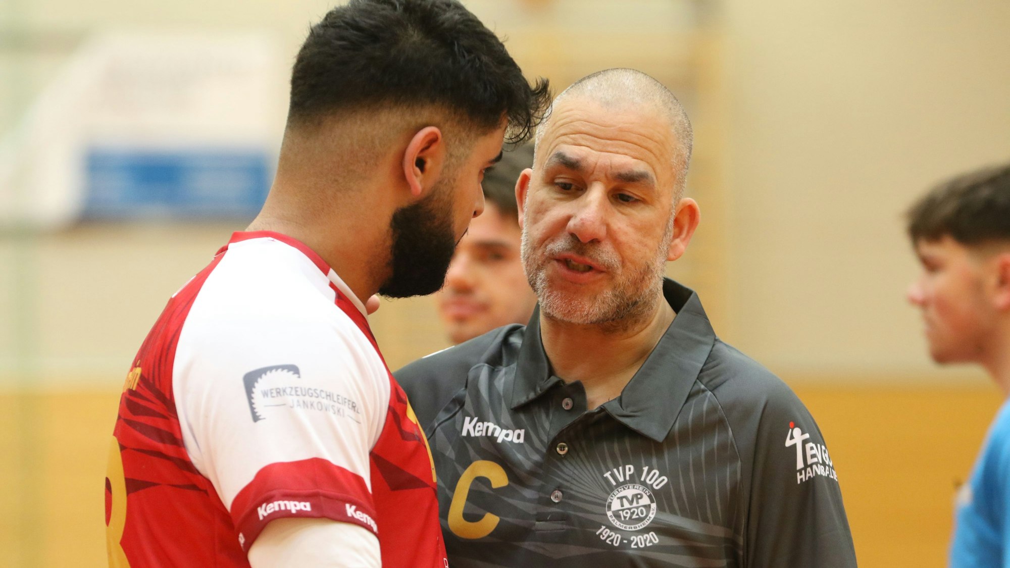 TVP-Trainer Khalid Khan beruhigt seinen Schützling Ali Umut Sinaci.