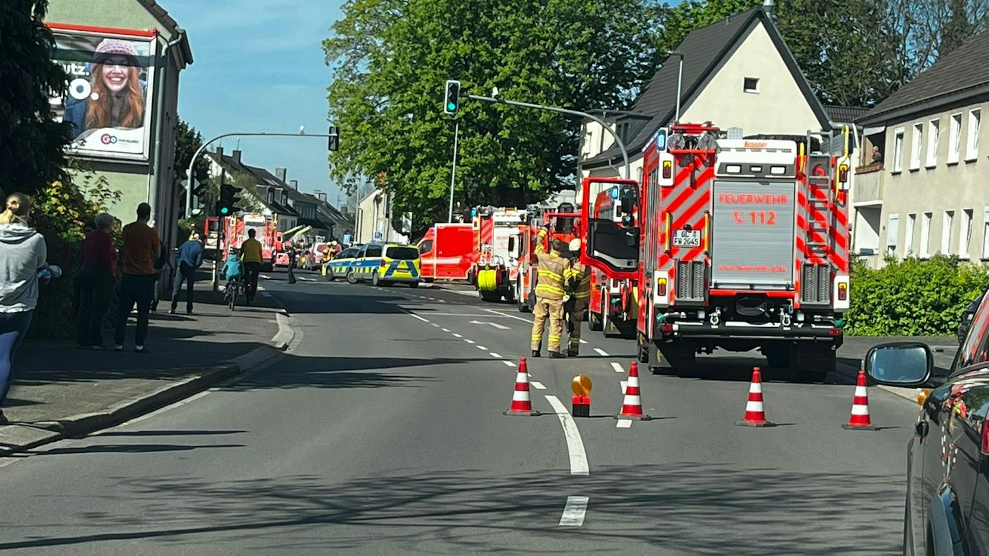 Großaufgebot von Feuerwehr und Polizei in der Handstraße in Bergisch Gladbach.