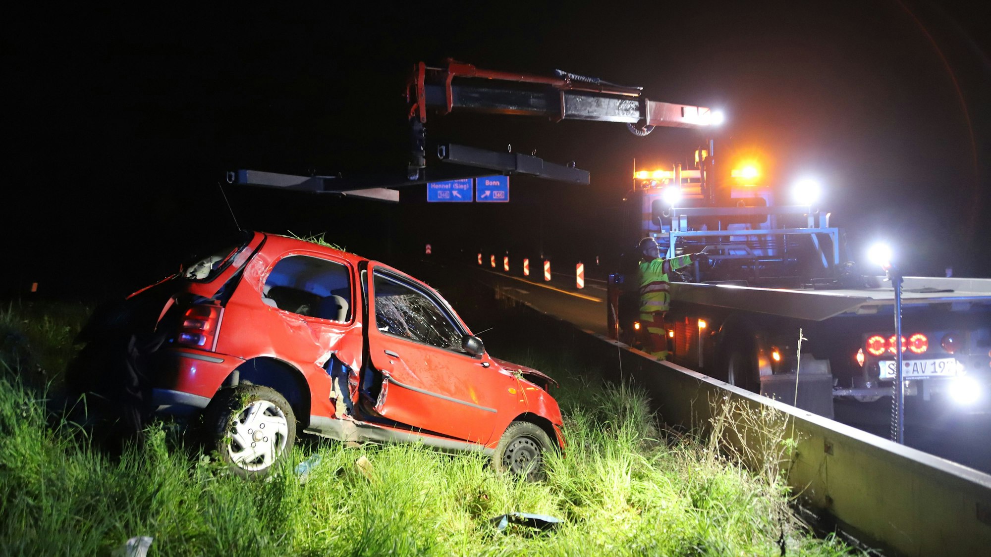 In der Tangente von der A3 zur A 560 ist ein junger Autofahrer über die mobile Schutzplanke geschleudert, hat sich mehrfach überschlagen, kam aber mit leichten Verletzungen davon.