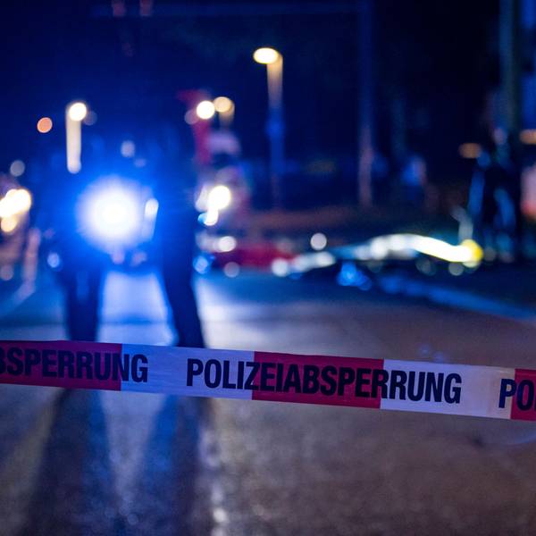 Beamte der Polizei sichern einen abgesperrten Tatort.