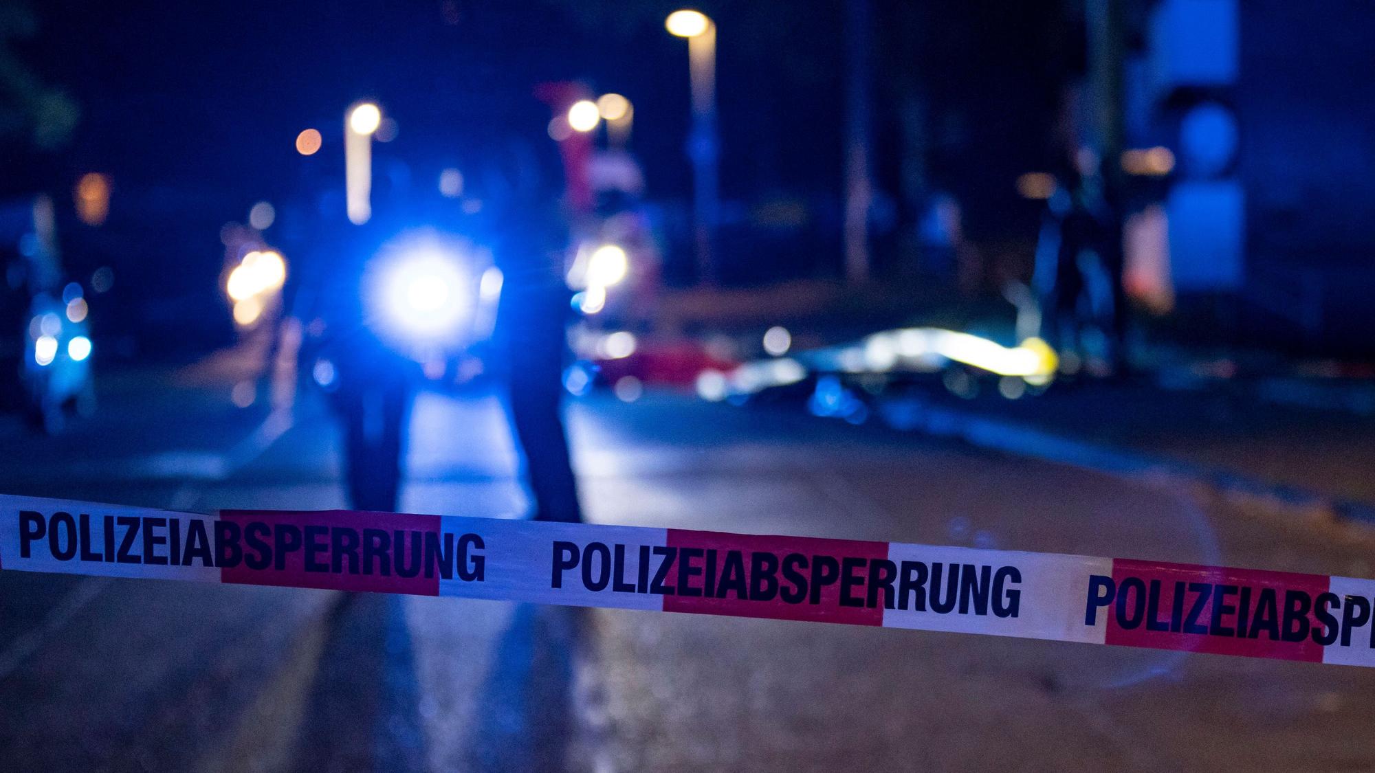Beamte der Polizei sichern einen abgesperrten Tatort.