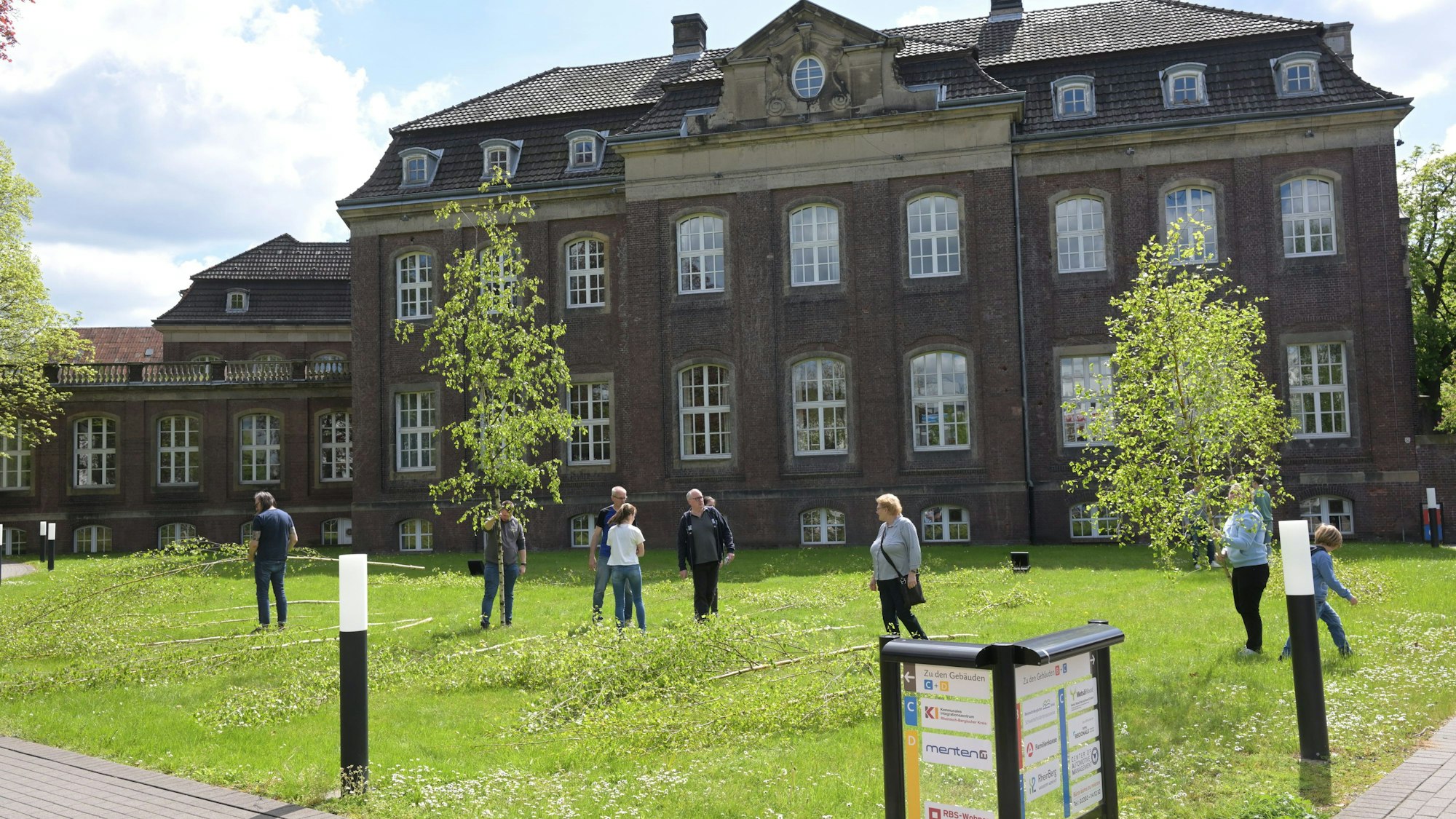 Maibaumverkauf auf dem Zanders-Gelände.