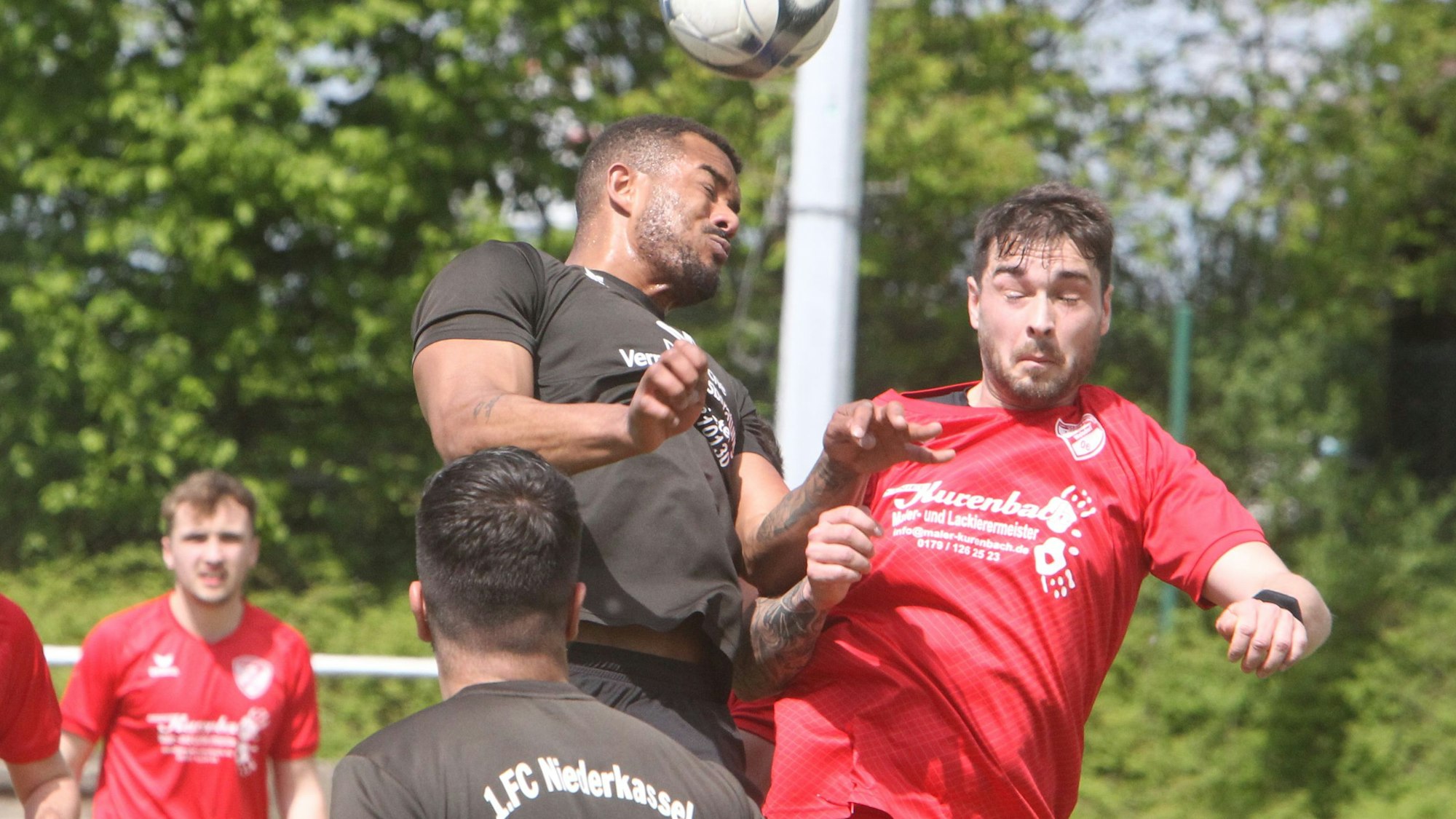 Edson de Oliveira da Conceicao (am Ball) vom 1. FC Niederkassel II