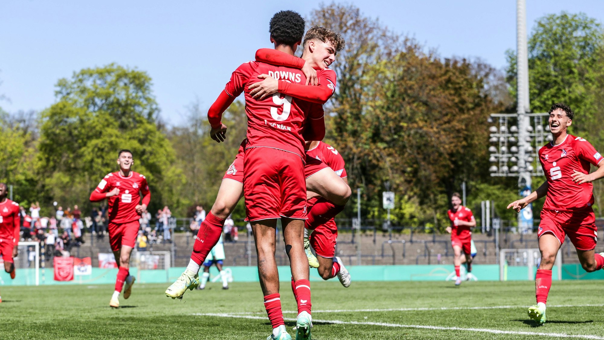 Fussball, DFB Pokal der Junioren Saison 2022 / 2023 Finale FC Schalke 04 - 1.FC Köln 30.04.2023, Karl-Liebknecht Stadion Potsdam Torjubel 1. FC Koeln U19 nach dem Treffer zum 2-0 durch Damion Downs 1. FC Koeln U19, 9 Die Spieler freuen sich Potsdam Karl-Liebknecht-Stadion Brandenburg Deutschland *** Sports, football, DFB Pokal junior season 2022 2023 final FC Schalke 04 1 FC Köln 30 04 2023, Karl Liebknecht Stadion Potsdam goal celebration 1 FC Koeln U19 after the goal to 2 0 by Damion Downs 1 FC Koeln U19, 9 The players are happy Potsdam Karl Liebknecht Stadion Brandenburg Germany