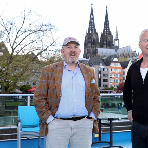 Dietmar Bär und Klaus J. Behrendt, im Hintergrund der Kölner Dom.