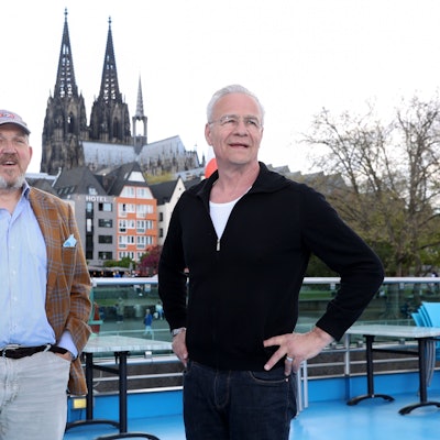 Dietmar Bär und Klaus J. Behrendt, im Hintergrund der Kölner Dom.