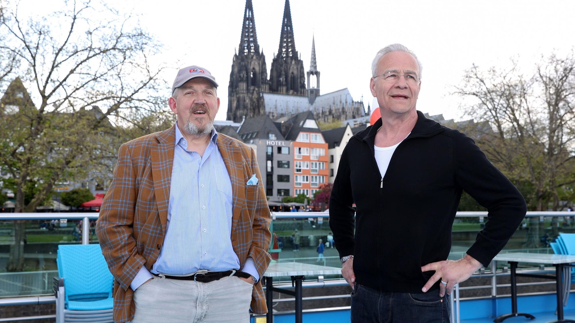 Dietmar Bär und Klaus J. Behrendt, im Hintergrund der Kölner Dom.