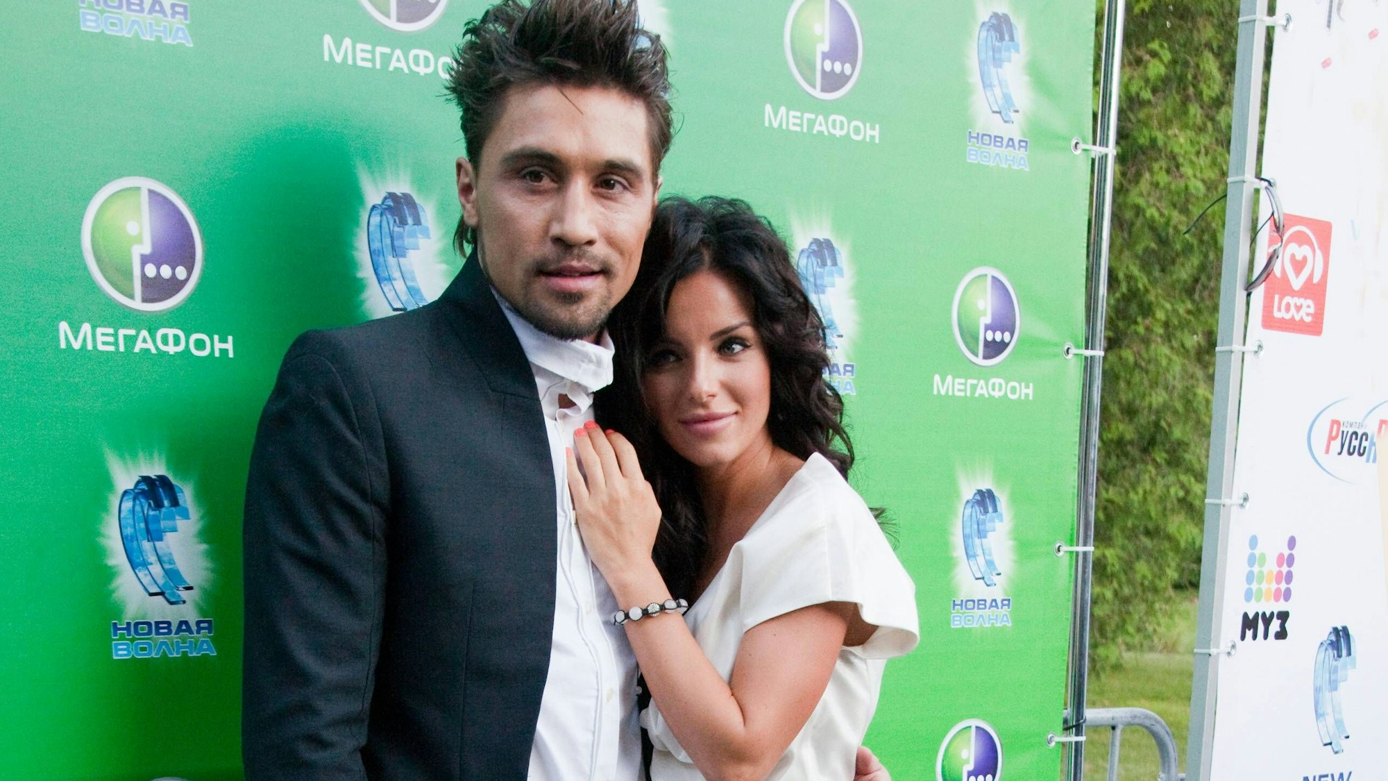 Dima Bilan kuschelt sich an Yulia Volkov von t.A.T.u.