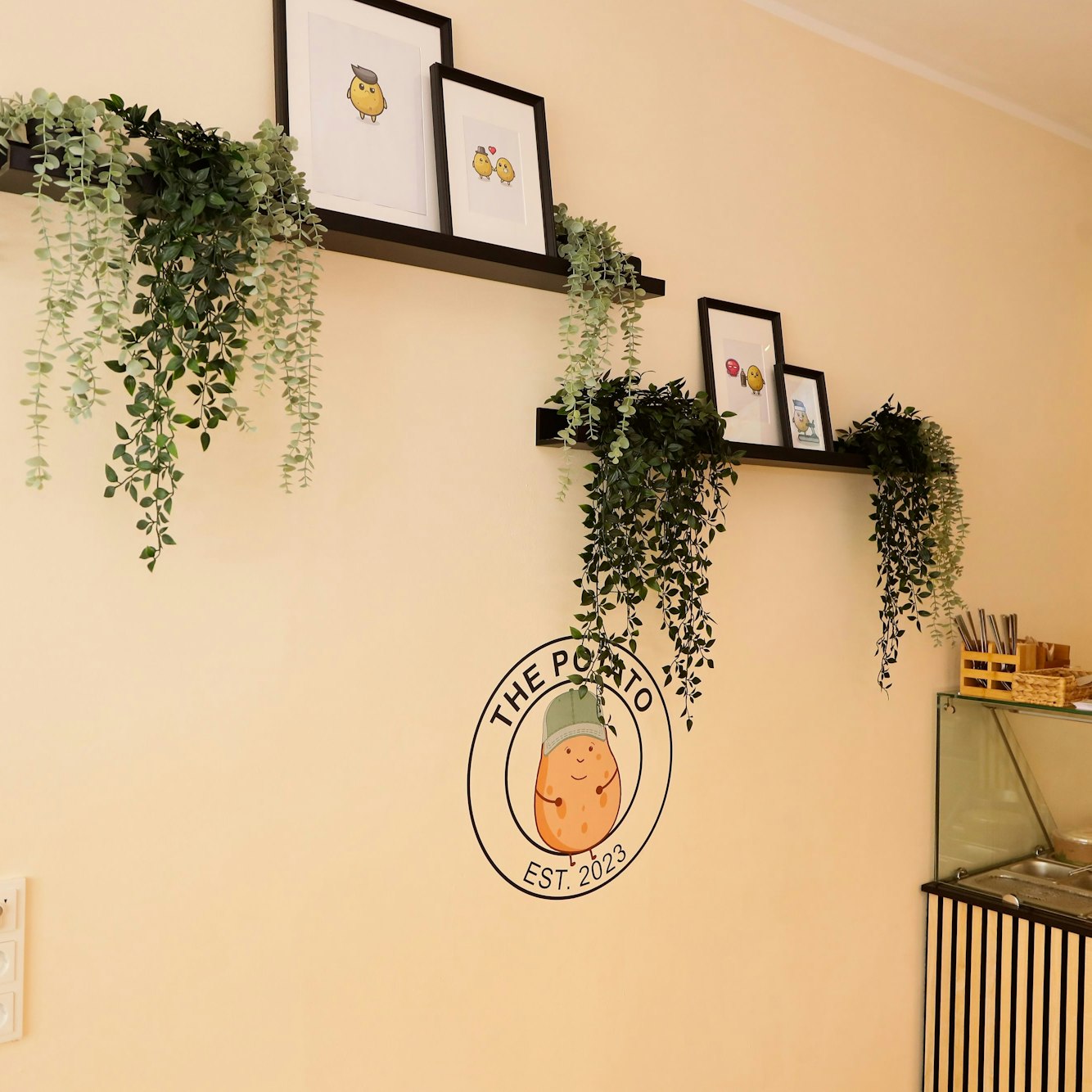 An der Wand sind Bilder der Comic-Kartoffel.
