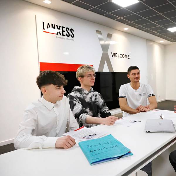 Leverkusen 1.Lanxess Speed- Dating im Chempark mit den Azubis Fabian Pekala, Jonas Kleineick, Jan Ruthenbeck und Ursula Weißhaupt, der Beauftragten für Auszubildende.