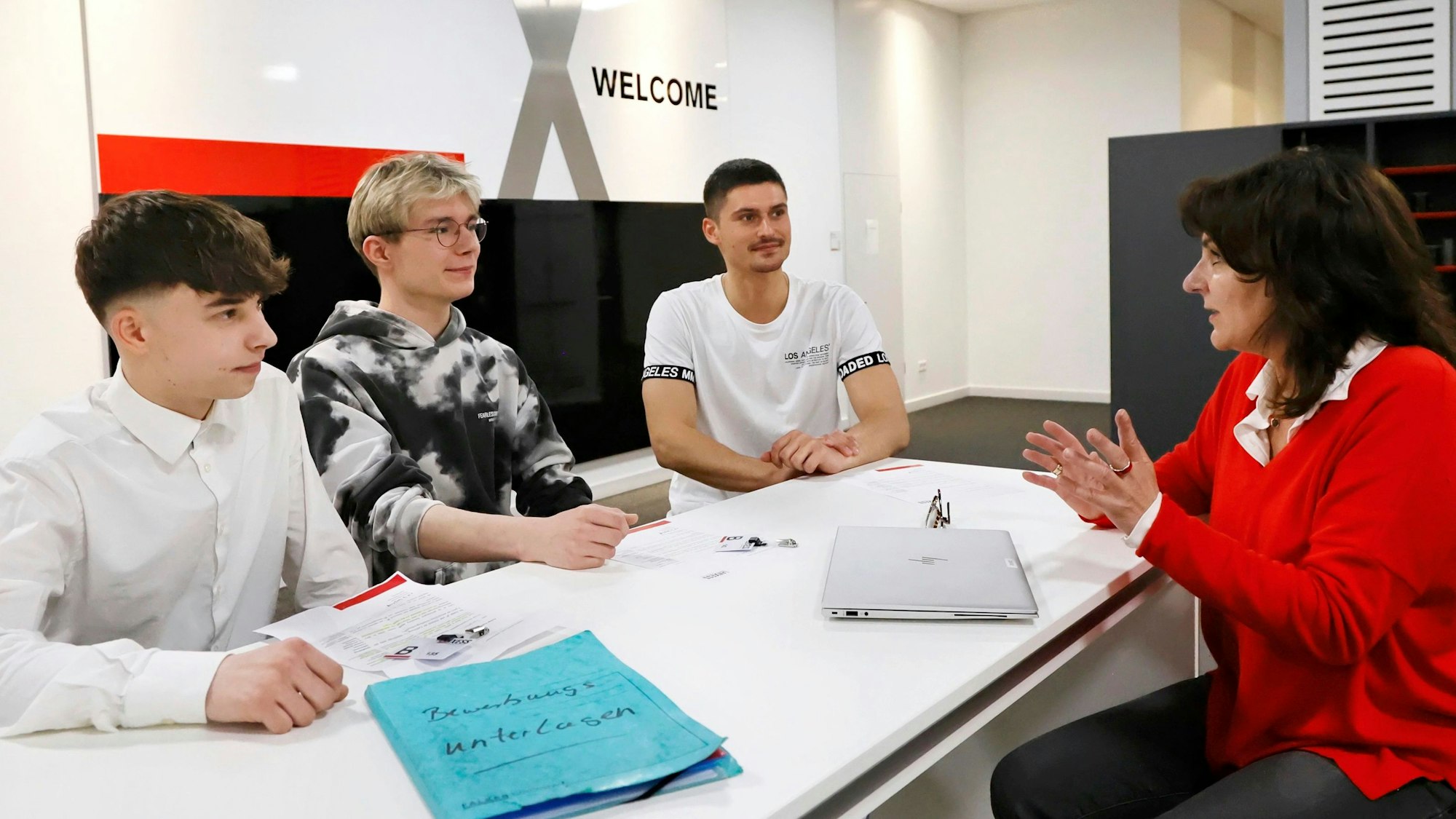 Leverkusen 1.Lanxess Speed- Dating im Chempark mit den Azubis Fabian Pekala, Jonas Kleineick, Jan Ruthenbeck und Ursula Weißhaupt, der Beauftragten für Auszubildende.