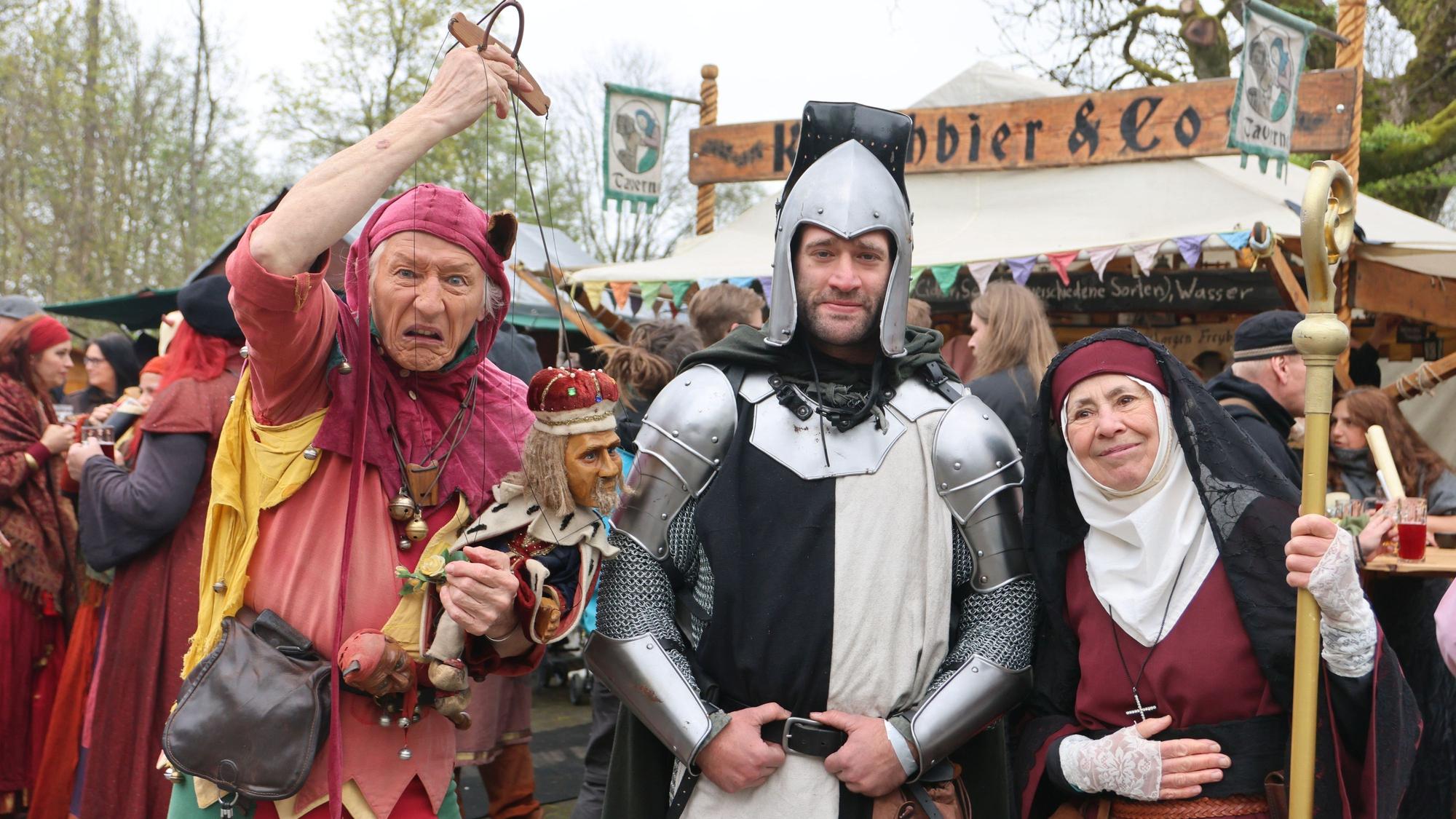 Mittelaltermarkt Schloss Homburg, Hofnarr, Ritter, Ãbtissin Adelheid.