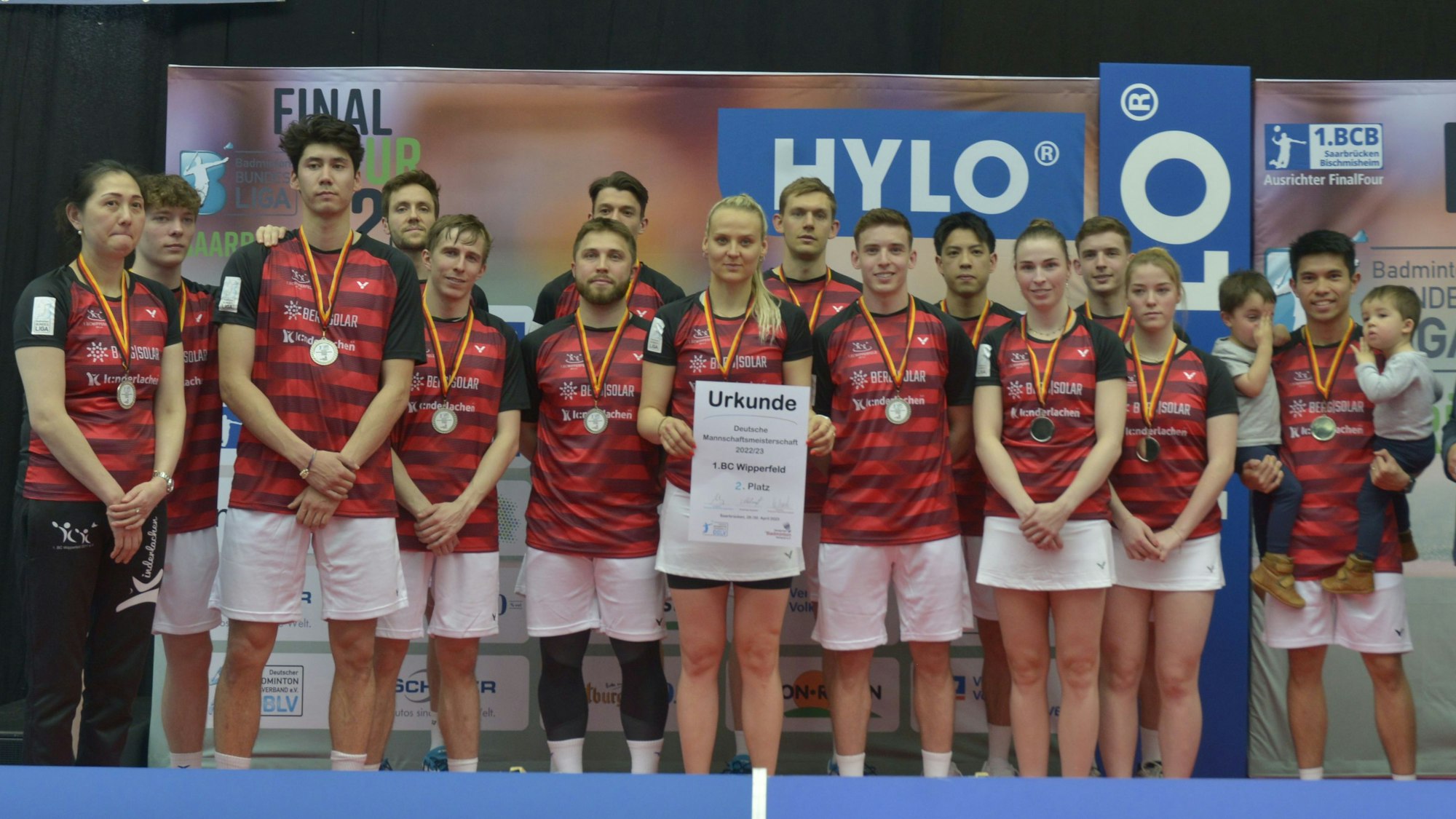 Der 1. BC Wipperfeld ist Vizemeister und zeigt Urkunde sowie Medaillen.
