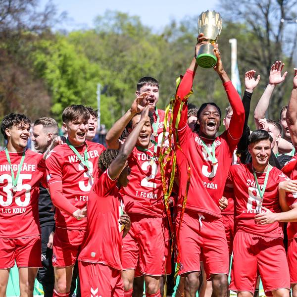 Fussball, DFB Pokal der Junioren Saison 2022 / 2023 Finale FC Schalke 04 - 1.FC Köln 30.04.2023, Karl-Liebknecht Stadion Potsdam Der 1. FC Koeln U19 ist neuer Pokalsieger im DFB Pokal der Junioren und hält den Pokal in die Luft Potsdam Karl-Liebknecht-Stadion Brandenburg Deutschland *** Sports, football, DFB Pokal junior season 2022 2023 final FC Schalke 04 1 FC Köln 30 04 2023, Karl Liebknecht Stadion Potsdam The 1 FC Koeln U19 is the new cup winner in the DFB Pokal junior and holds the cup in the air Potsdam Karl Liebknecht Stadion Brandenburg Germany