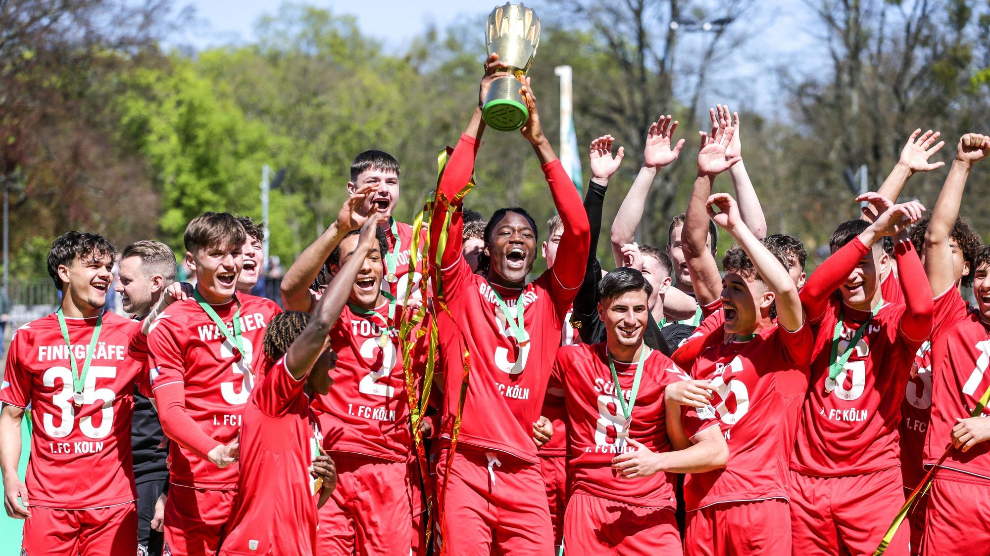 Fussball, DFB Pokal der Junioren Saison 2022 / 2023 Finale FC Schalke 04 - 1.FC Köln 30.04.2023, Karl-Liebknecht Stadion Potsdam Der 1. FC Koeln U19 ist neuer Pokalsieger im DFB Pokal der Junioren und hält den Pokal in die Luft Potsdam Karl-Liebknecht-Stadion Brandenburg Deutschland *** Sports, football, DFB Pokal junior season 2022 2023 final FC Schalke 04 1 FC Köln 30 04 2023, Karl Liebknecht Stadion Potsdam The 1 FC Koeln U19 is the new cup winner in the DFB Pokal junior and holds the cup in the air Potsdam Karl Liebknecht Stadion Brandenburg Germany