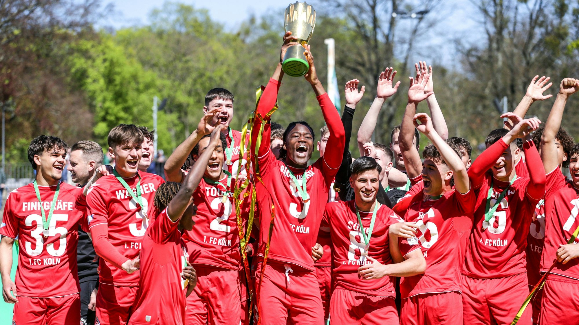 Fussball, DFB Pokal der Junioren Saison 2022 / 2023 Finale FC Schalke 04 - 1.FC Köln 30.04.2023, Karl-Liebknecht Stadion Potsdam Der 1. FC Koeln U19 ist neuer Pokalsieger im DFB Pokal der Junioren und hält den Pokal in die Luft Potsdam Karl-Liebknecht-Stadion Brandenburg Deutschland *** Sports, football, DFB Pokal junior season 2022 2023 final FC Schalke 04 1 FC Köln 30 04 2023, Karl Liebknecht Stadion Potsdam The 1 FC Koeln U19 is the new cup winner in the DFB Pokal junior and holds the cup in the air Potsdam Karl Liebknecht Stadion Brandenburg Germany