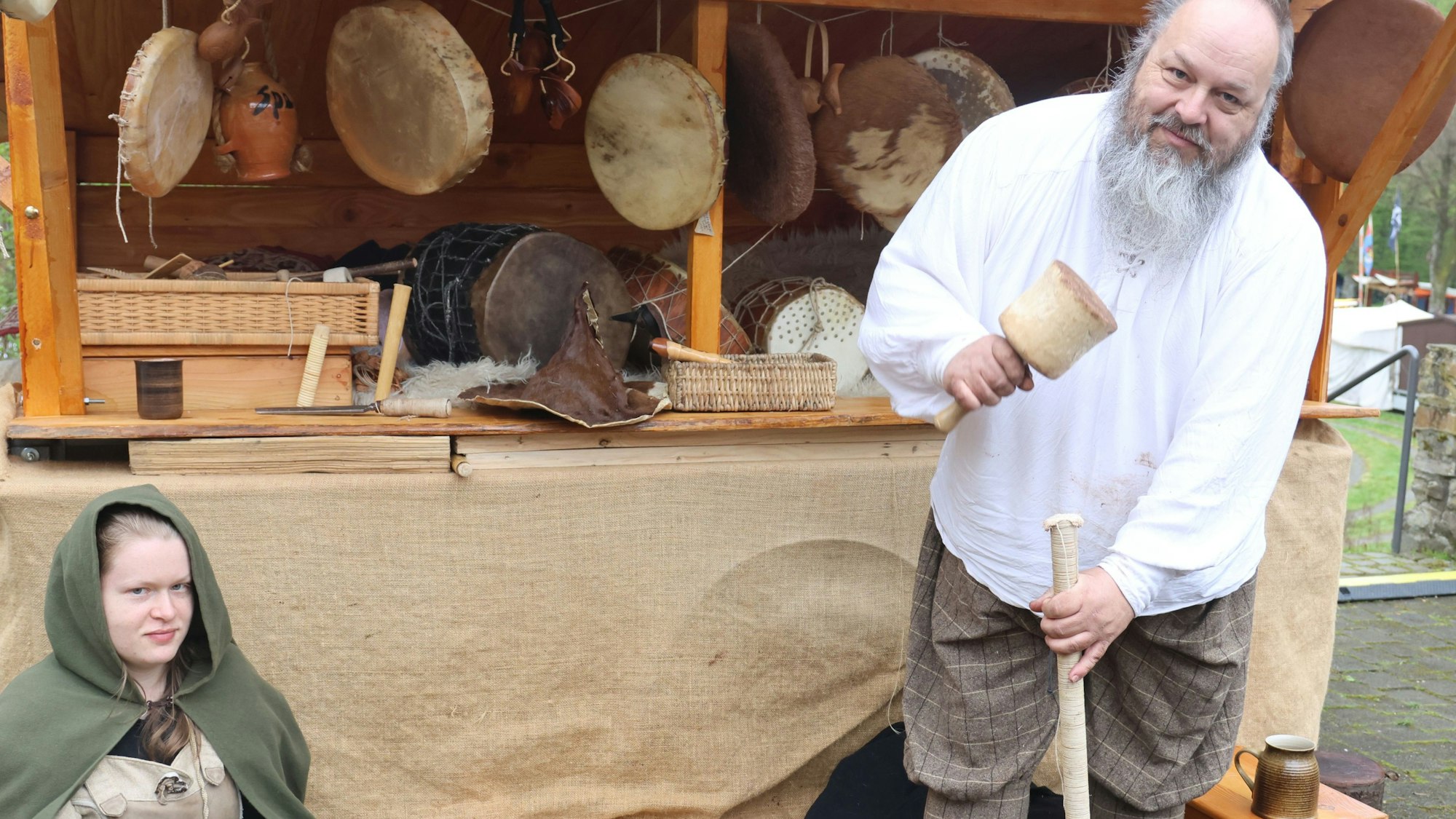 Ulrich und Nadja Karthäuser fertigen hölzerne Trommeln.