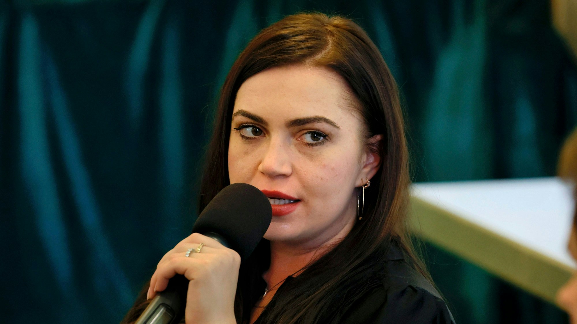 Zeugen-Jehovas-Aussteigerin Sophie Jones während ihrer Lesung in Leverkusen