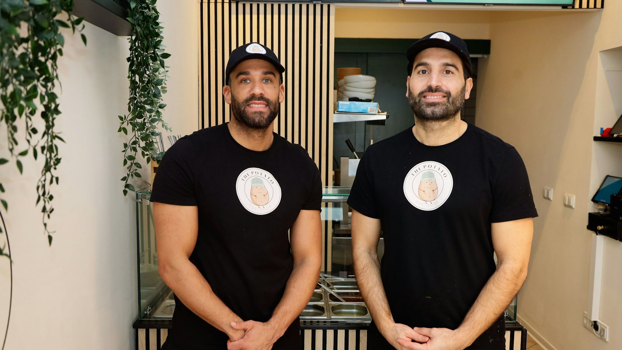 Geschäftsführer Moussa Hombazh (l.) und Assistent Mohammed Yoniss in ihrem Restaurant „The Potato“